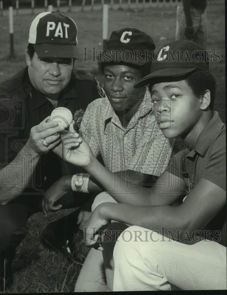 1974 Press Photo Policeman James Stegall &amp; two young baseball players - Historic Images