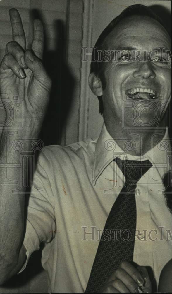 1976 Press Photo Tommy Snowden, Victory Sign After Defeat of Fowler for Judge - Historic Images