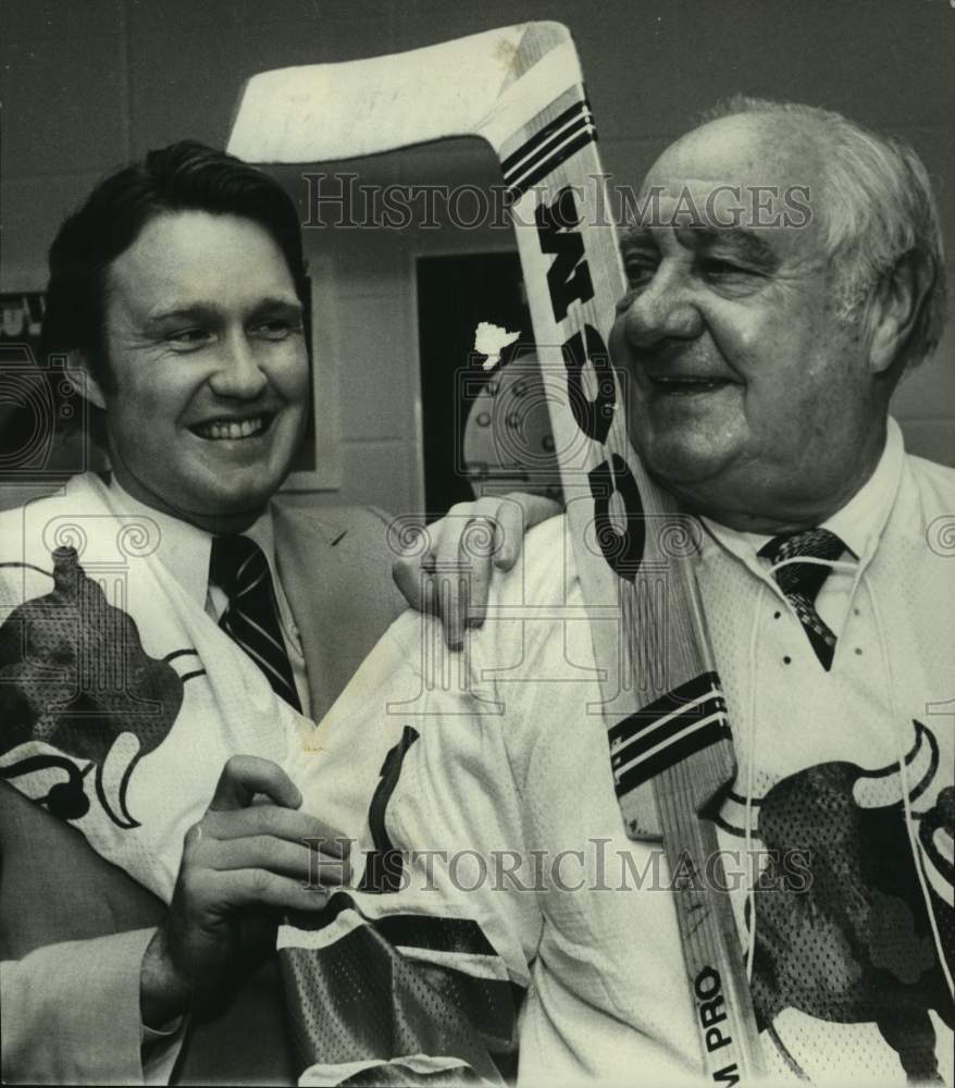 1977 Press Photo Birmingham AL businessman Tom Bradford &amp; man, with hockey stick - Historic Images