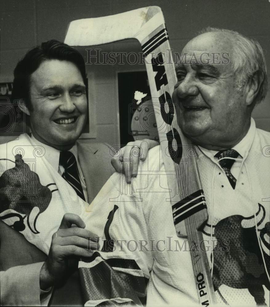 1977 Press Photo Birmingham AL businessman Tom Bradford & man, with hockey stick - Historic Images