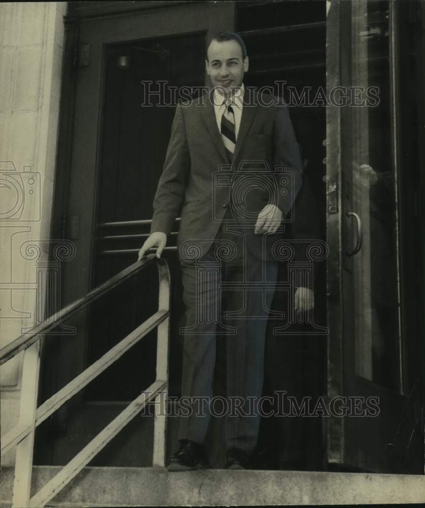 1969, Alabama Governor Albert Brewer leaving federal court - Historic Images