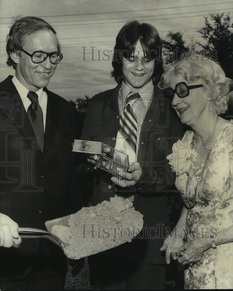 1977 Press Photo Mrs. Houston Brice &amp; others break ground for Junior Achievers - Historic Images