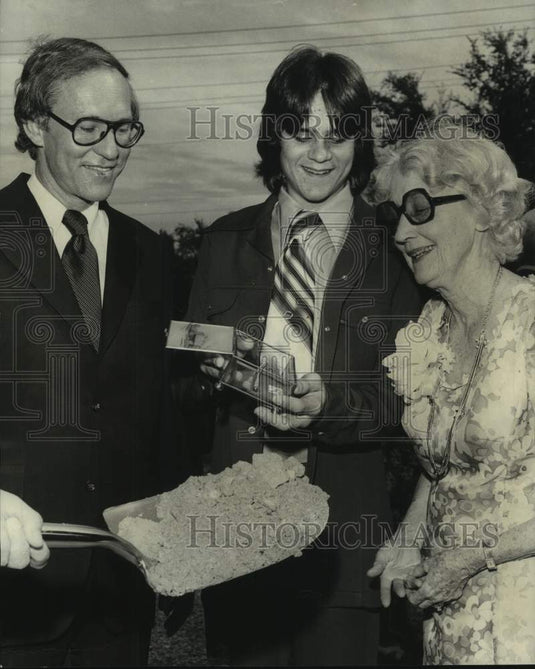 1977 Press Photo Mrs. Houston Brice & others break ground for Junior Achievers - Historic Images