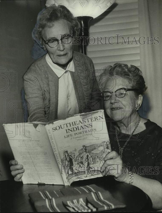 1970 Press Photo Mrs. John Bradshaw, works with Alabama Indians - abna45220 - Historic Images