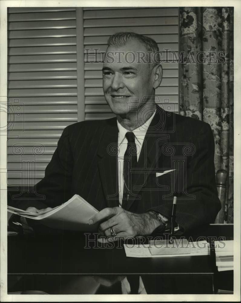 1960 Press Photo Dr. William Pratt Dale, II, Dean of Students, Howard College - Historic Images