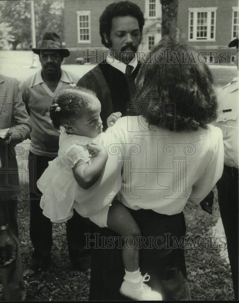 1980 Press Photo Jesse Jackson at Talladega graduation talks to graduates - Historic Images