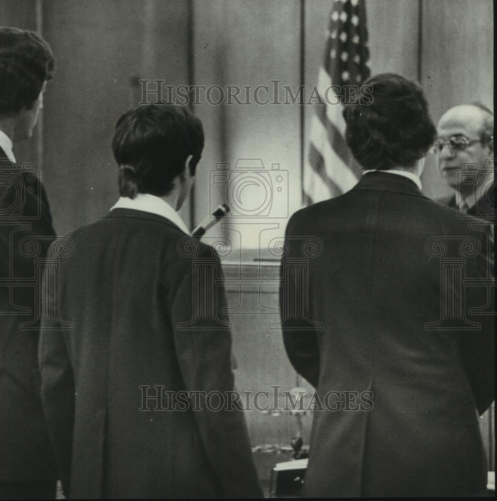 1975 Press Photo Daniel Wayne Malone, in courtroom with others - abna45322 - Historic Images