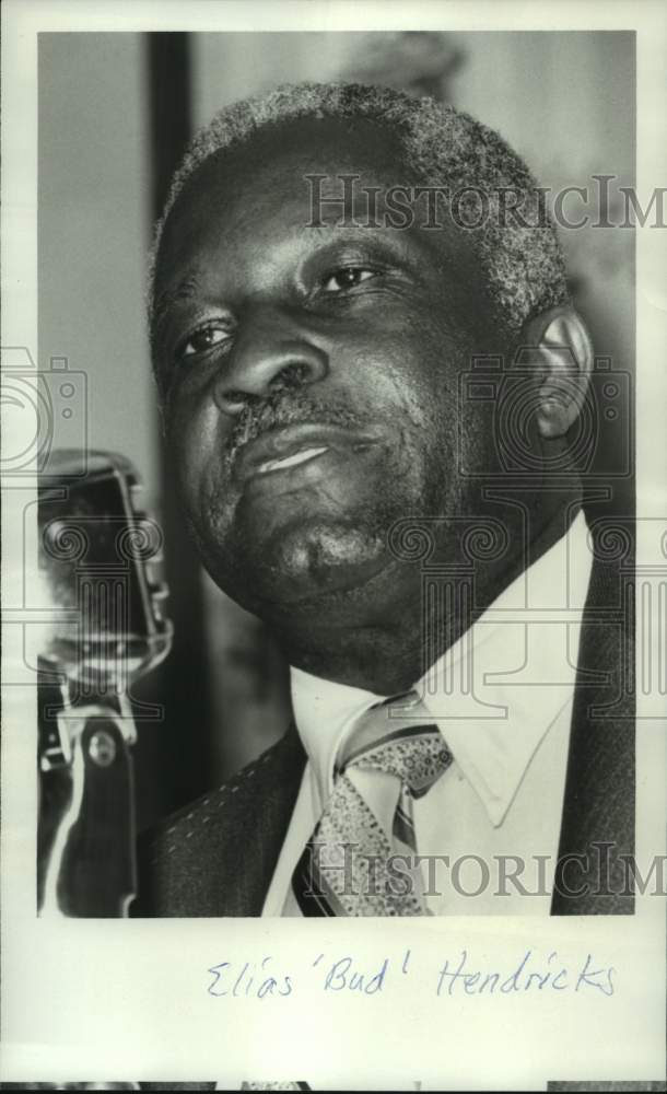 1977 Press Photo City Council Candidate Elias Hendricks at Microphone - Historic Images