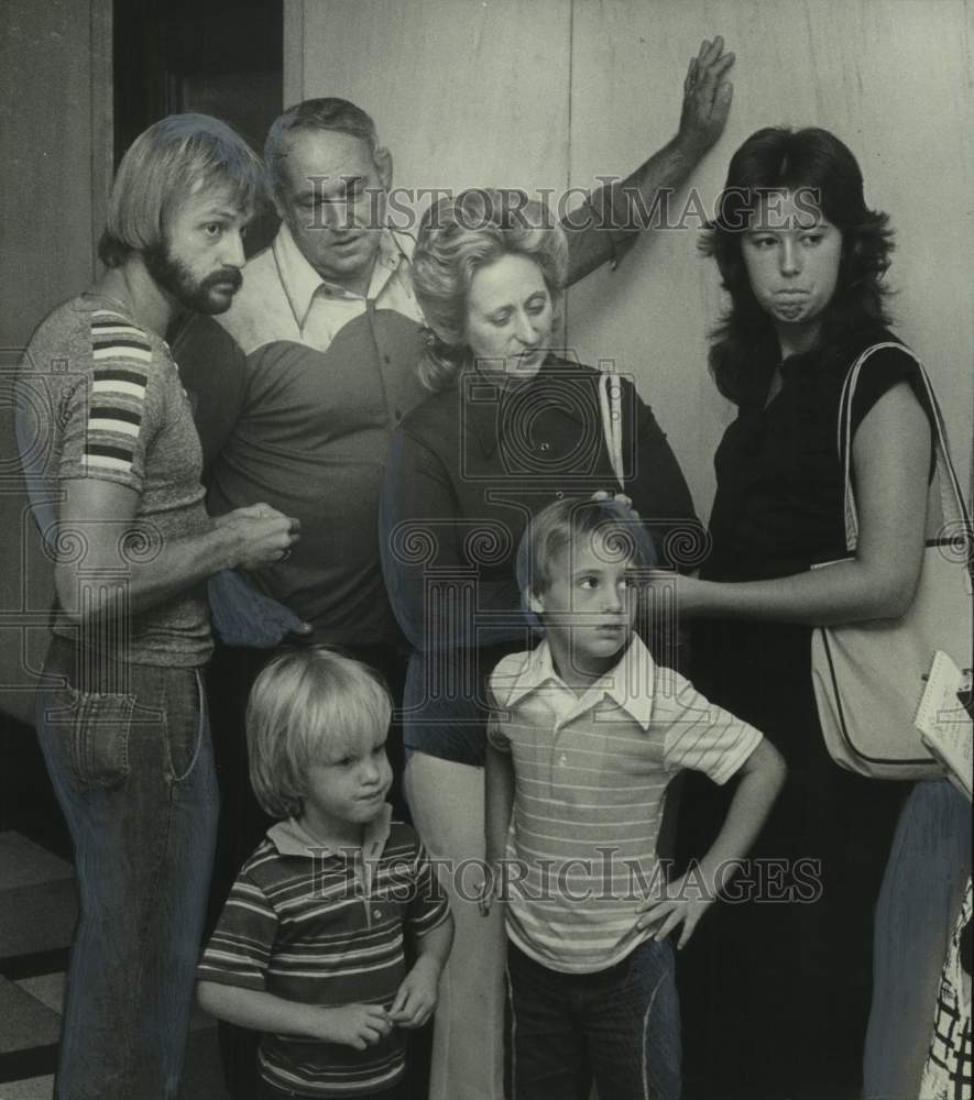 1977 Press Photo The Gazzier and Payton Families - Family of Murder Victim - Historic Images