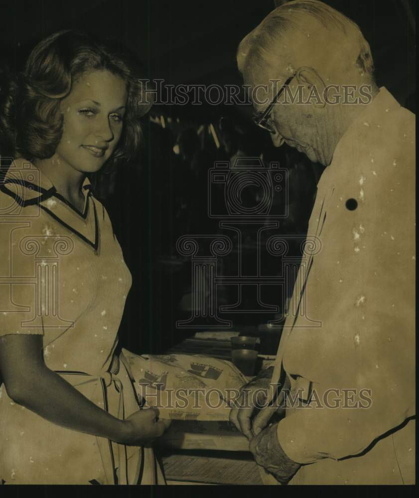 1977 Press Photo Thomas Russell &amp; Alabama Textile Queen Joy Payne textile mill - Historic Images
