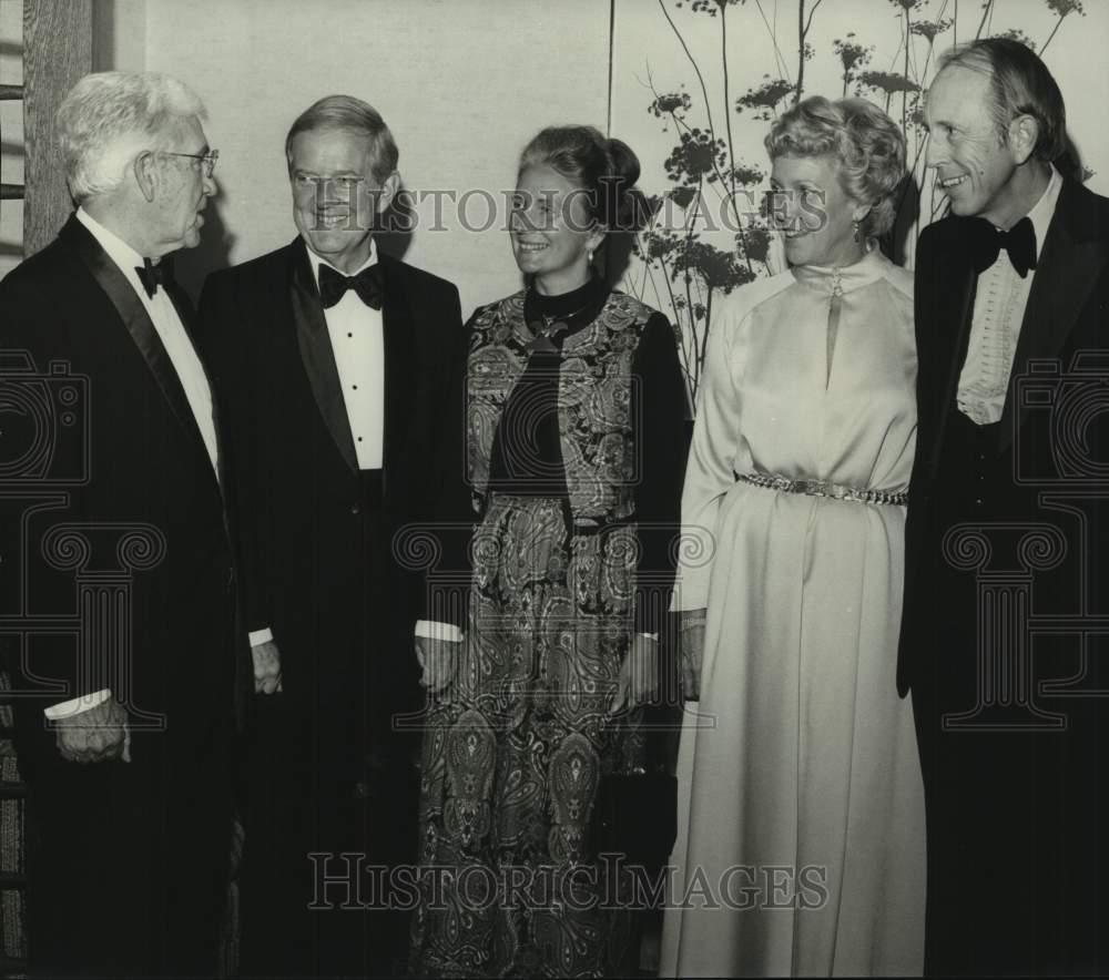 1977 Press Photo James &amp; Bettye Bradford &amp; others, Metropolitan Dinner Club meet - Historic Images