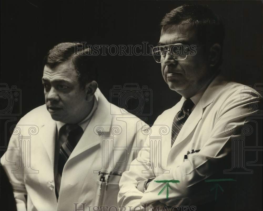 1983 Press Photo Dr. Joaguin Aldrete, Dr. Durwood Bradley before press conf. - Historic Images