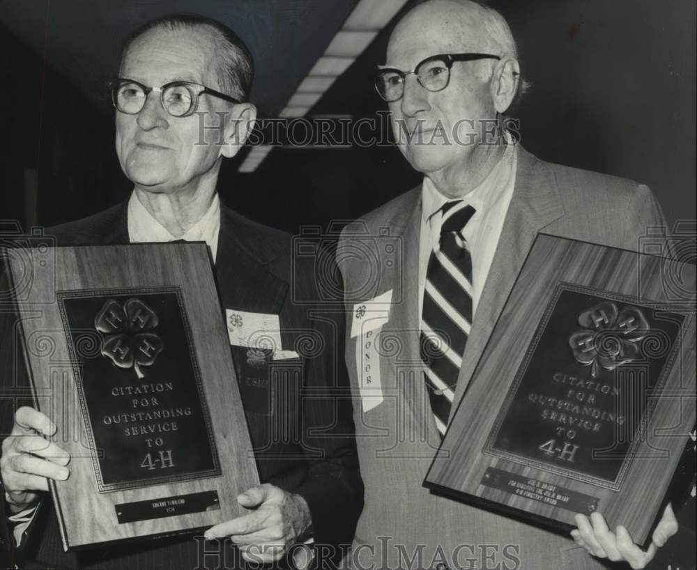 Press Photo Vincent Townsend Sr., Joe Brady with 4-H plaques, Auburn, Alabama - Historic Images