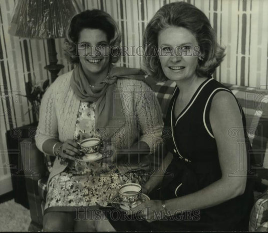 1972, Mrs. Wm. McDavid, Mrs. Joe Brady Jr., Jr. Women's Comm. tea, AL - Historic Images