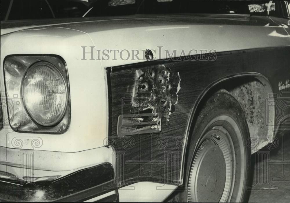 1977 Press Photo Bullet holes in car after kidnapping of Mrs. Joe H. Brady Jr. - Historic Images