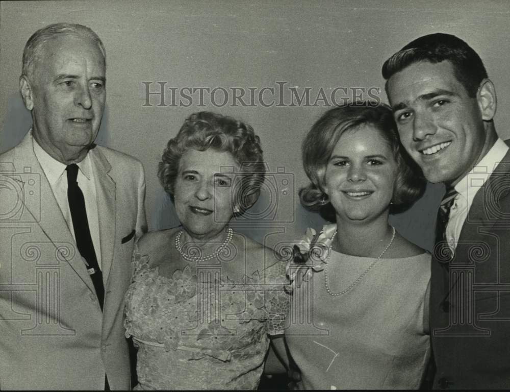 1965 Press Photo Miss Yates Middleton &amp; others, debutante honor, Birmingham AL - Historic Images