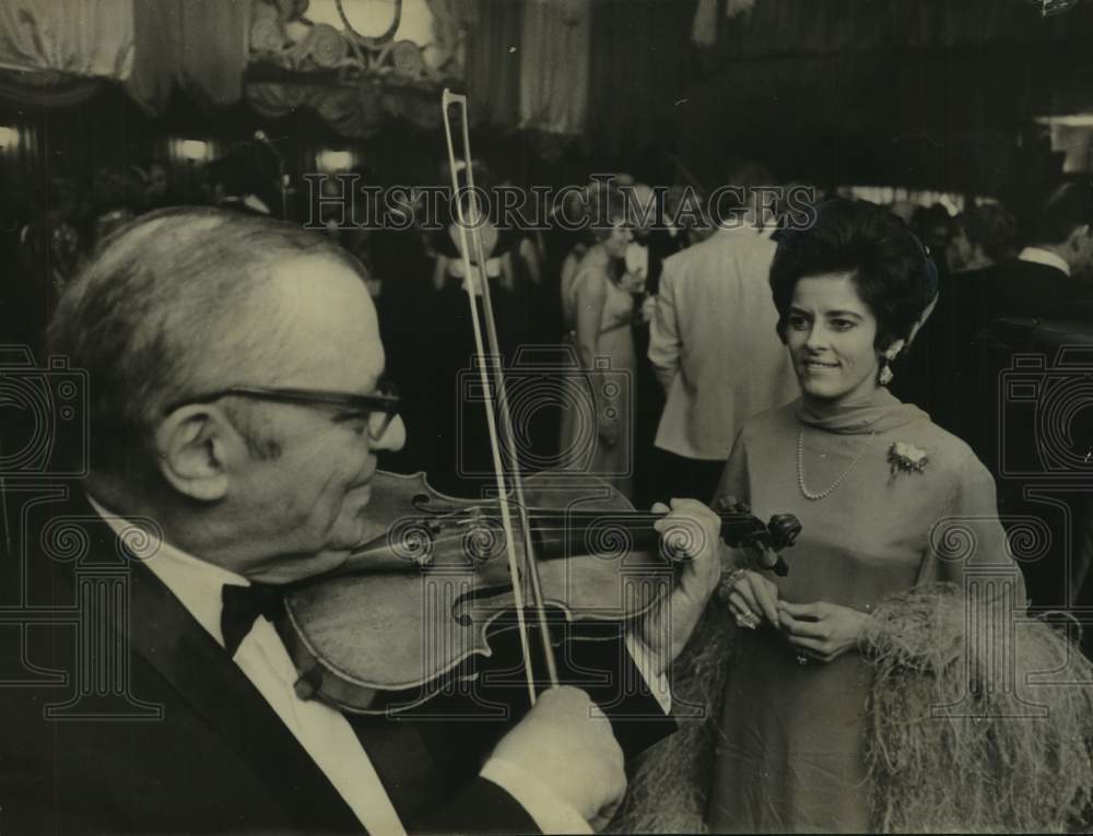 1970 Press Photo Mrs. Sam Boykin watching violin player at Garter Ball - Historic Images