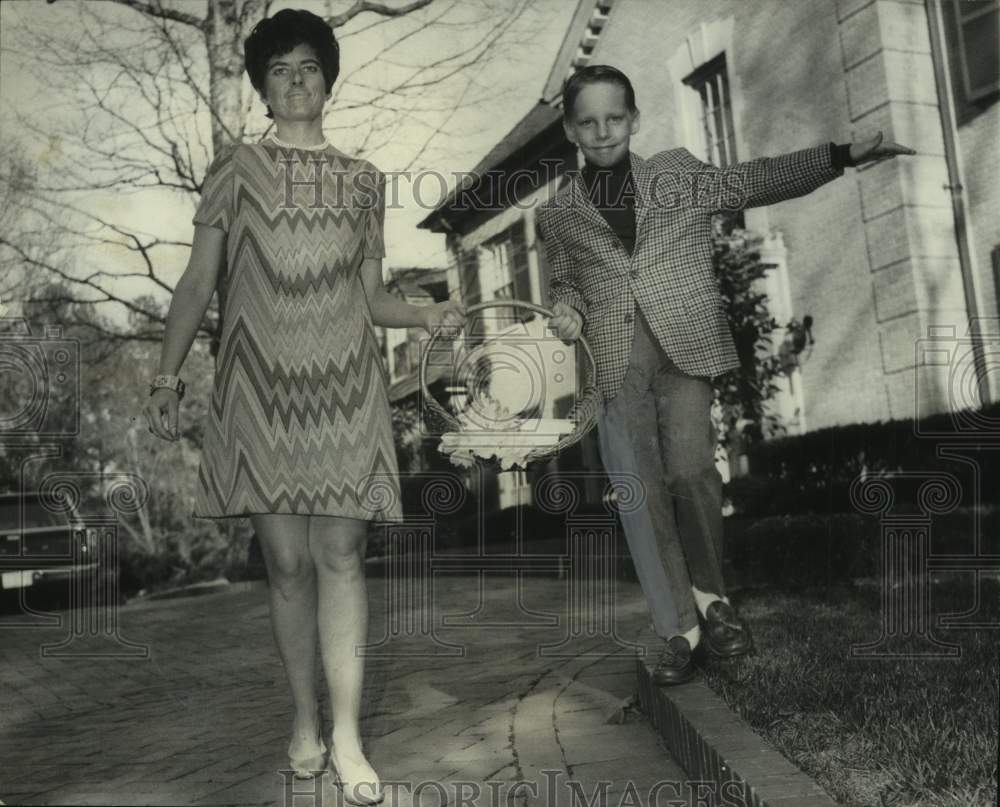 1969, Mrs. Sam Boykin Jr., Sam Boykin III carrying invites down walk - Historic Images