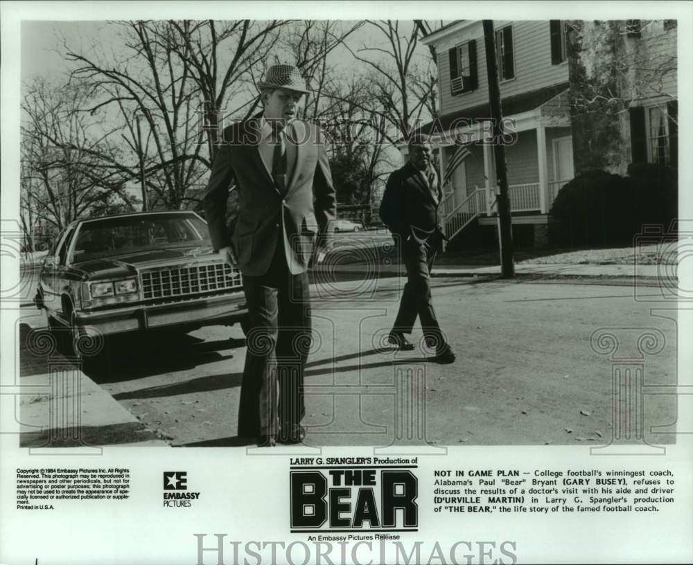 1984 Press Photo Actors Gary Busey & D'urville Martin in scene from "The Bear" - Historic Images