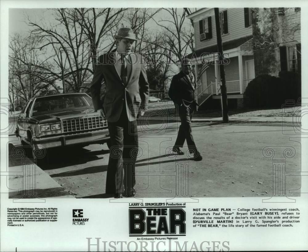 1984 Press Photo Actors Gary Busey, D&#39;urville Martin in a scene from &quot;The Bear&quot; - Historic Images