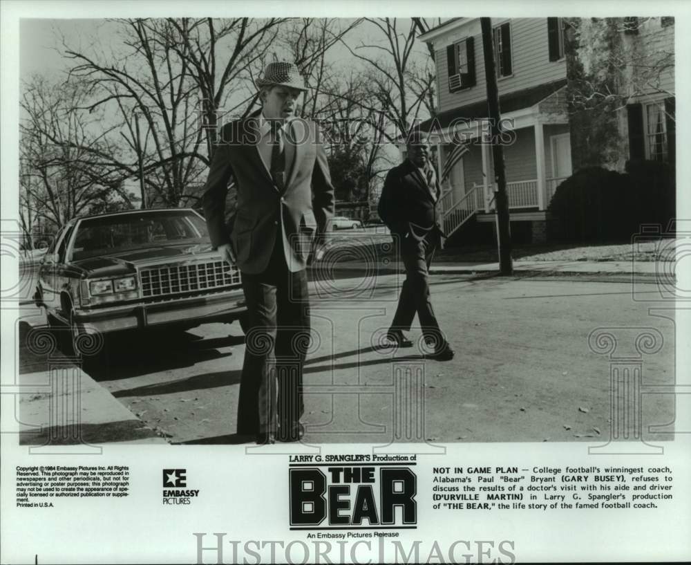 1984 Press Photo Actors Gary Busey, D'urville Martin in a scene from "The Bear" - Historic Images