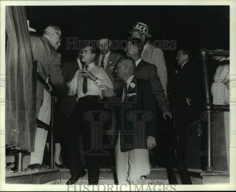 1999 Press Photo Alabama Governor George Wallace talking to group of men - Historic Images