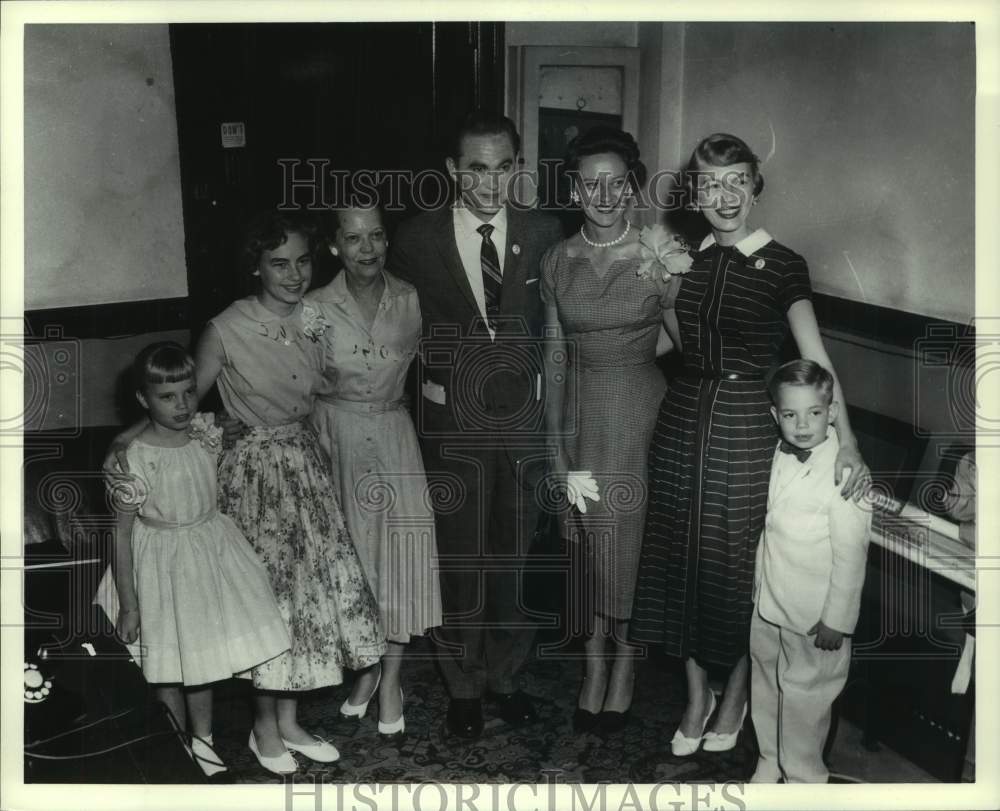 1999 Press Photo Alabama governor George Wallace standing with women &amp; children - Historic Images