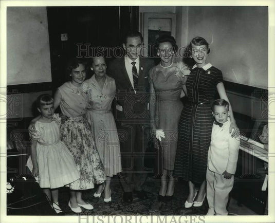 1999 Press Photo Alabama governor George Wallace standing with women & children - Historic Images