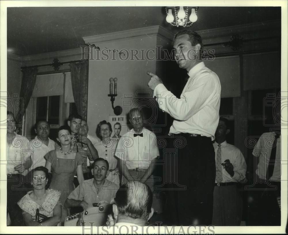 1999 Press Photo George Wallace addressing people at party - abna45523 - Historic Images