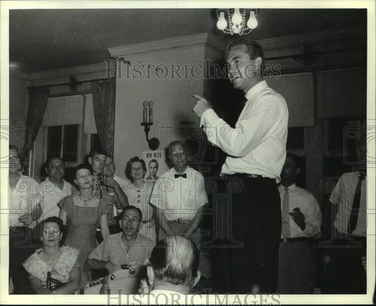 1999 Press Photo George Wallace addressing people at party - abna45523 - Historic Images