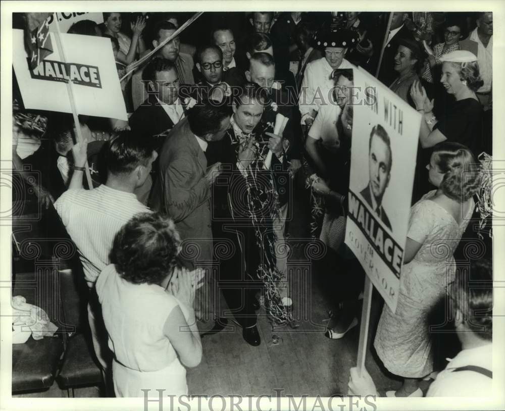 1999 Press Photo Alabama governor George Wallace in large group during campaign - Historic Images