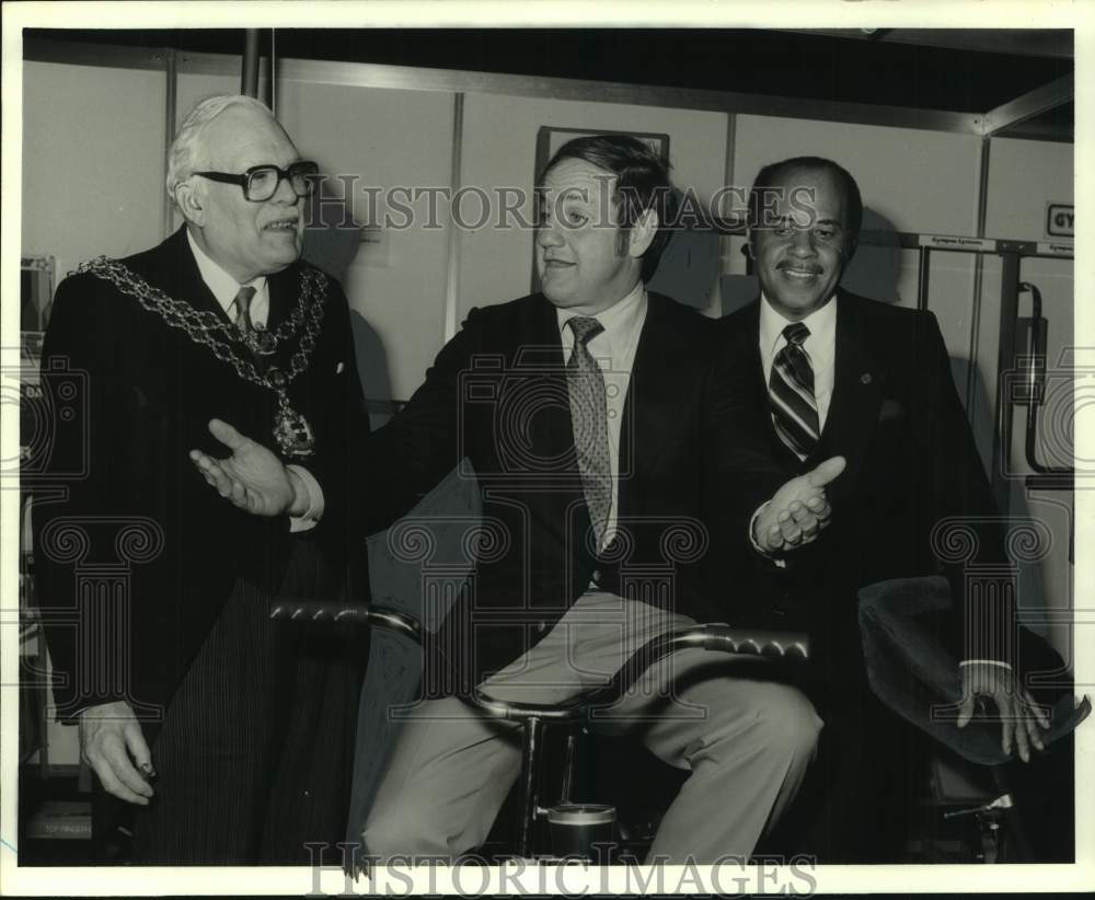 1980 Press Photo Lord Mayor Bailey, Alabama Gov. Fob James, Arrington chatting - Historic Images