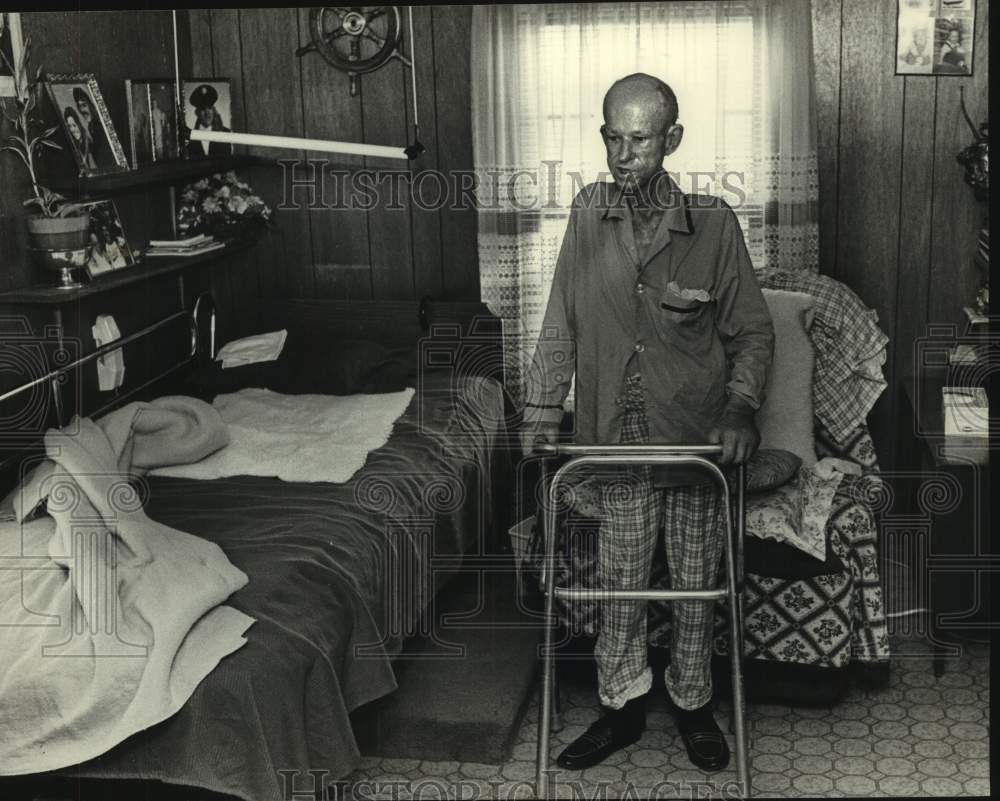 1985 Press Photo Curtis Brasher, father of missing man, in bedroom with walker - Historic Images