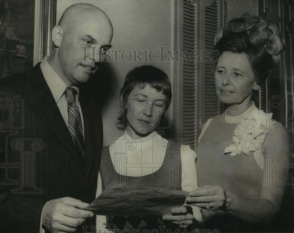 1972, Birmingham Dr. Benjamin Banscomb accepts award for wife - Historic Images