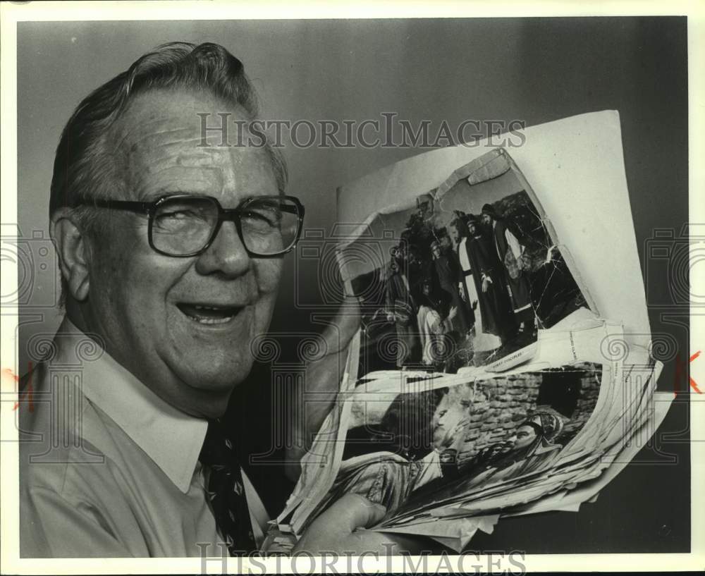 1980 Press Photo Larry Brady, News Security Officer, Shows His Movie Stills - Historic Images