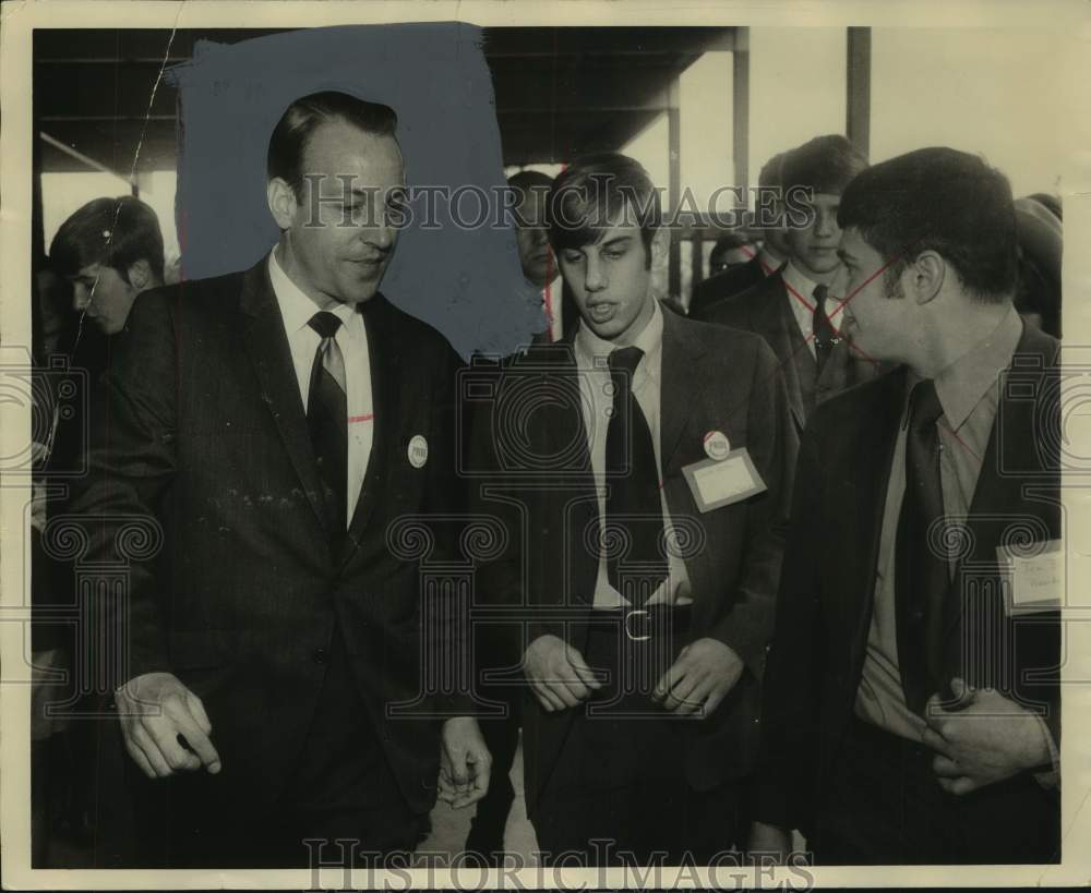 1970 Press Photo Alabama Governor Albert Brewer with Students, Berry High School - Historic Images