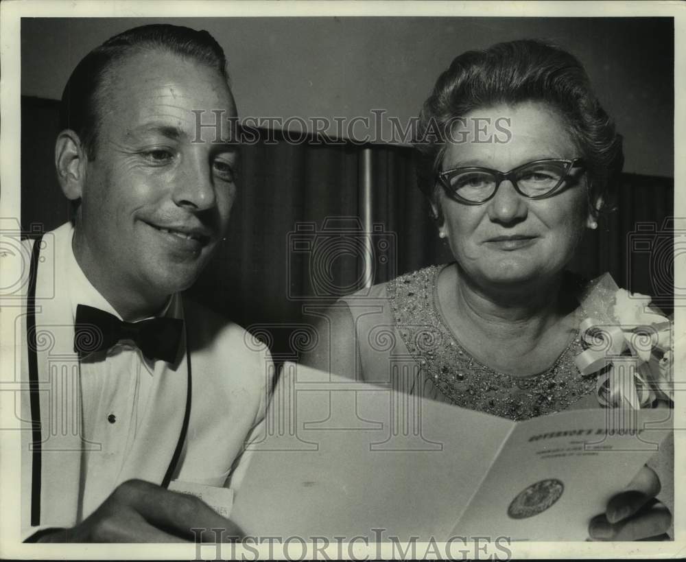 1969 Press Photo Alabama Governor Albert P. Brewer with Mrs. Julia Burkhart - Historic Images