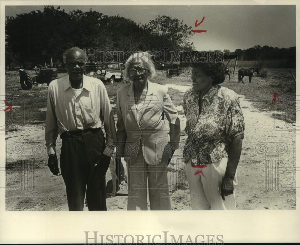 1989 Press Photo Farmer Mingo Bracy with Wife Teresa and Daughter Janie - Historic Images