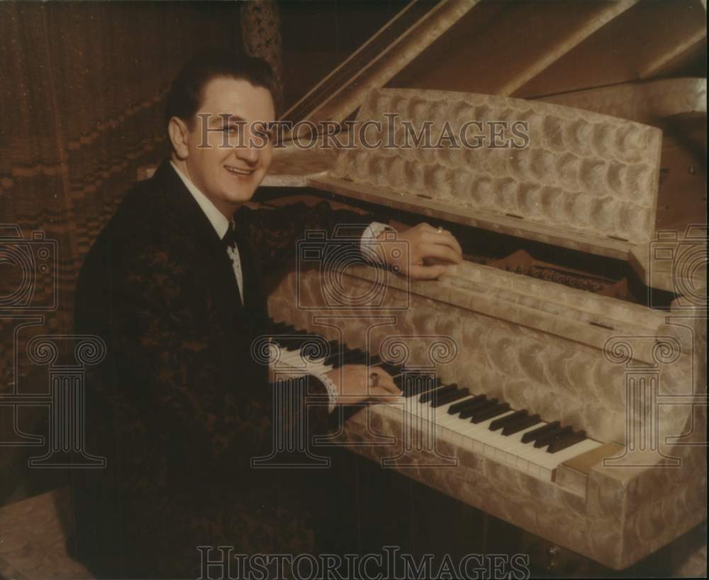 1964 Press Photo Pianist Barnard Seated at Piano - abna45594 - Historic Images