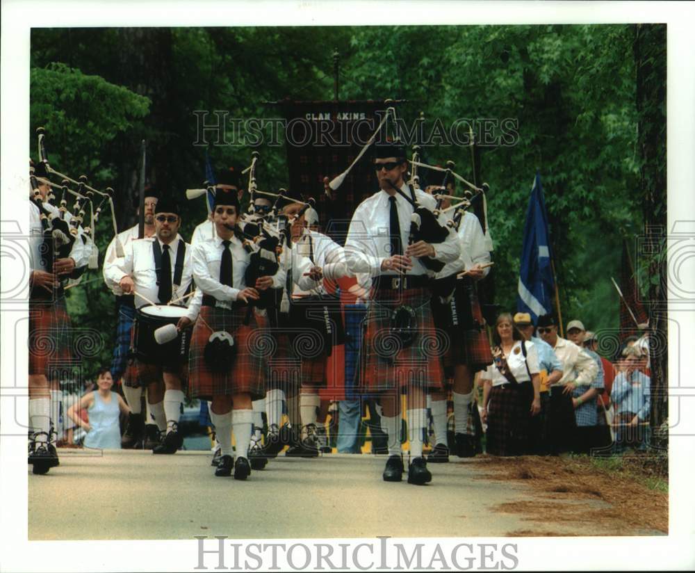 2001 Press Photo The Tartan Heirs at Oak Mountain Highland Games, Alabama - Historic Images