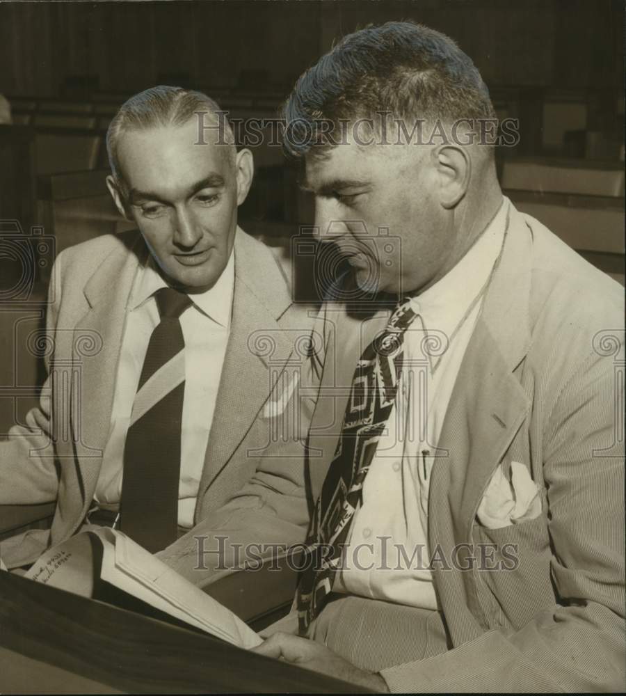 1952 Press Photo City Detective C.L. Stevens and Attorney John Jenkins - Historic Images