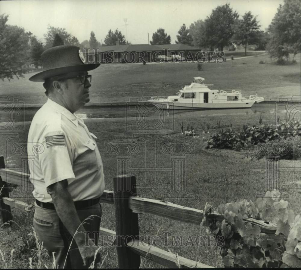 1976 Press Photo St. Clair Cty., AL sheriff Roe Clemons at river with houseboat - Historic Images