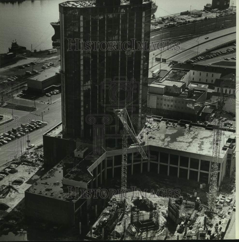 1982 Press Photo Aerial View of Riverview Plaza Hotel Under Construction - Historic Images