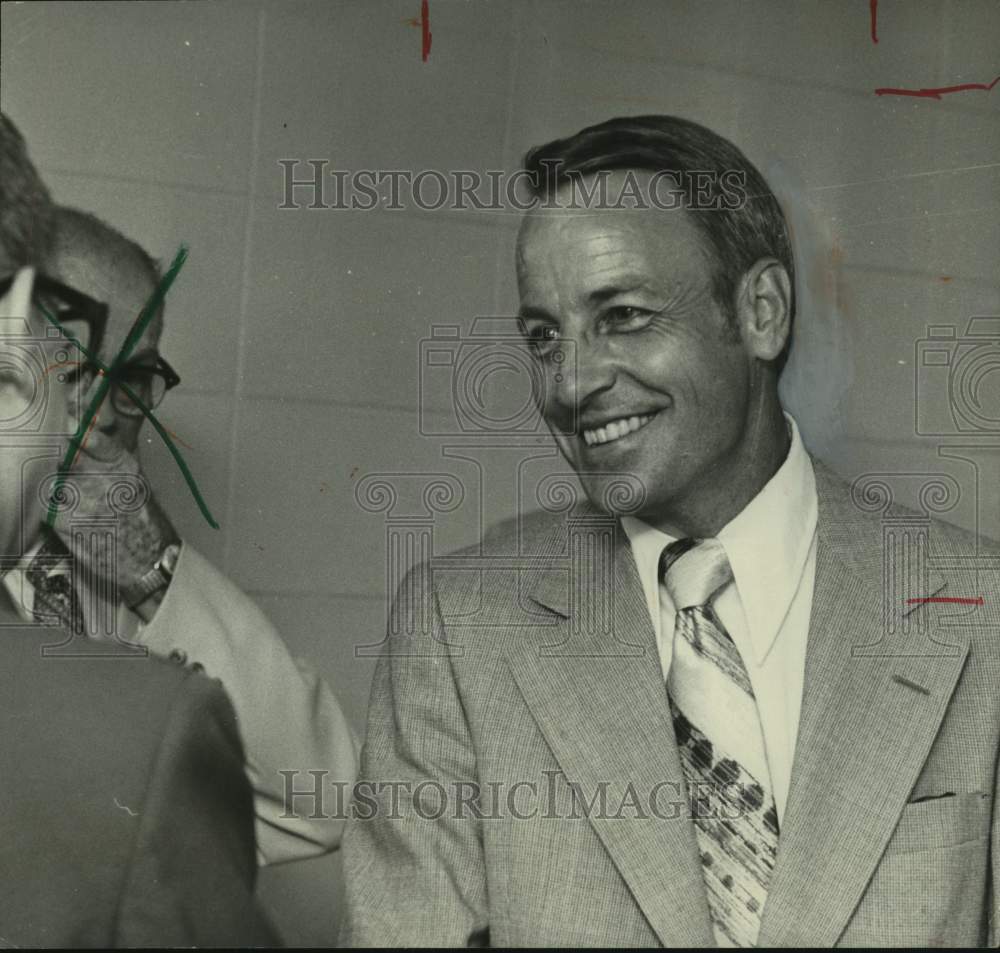 1977 Press Photo Politician Albert Brewer Talks in Crowd - abna45731 - Historic Images