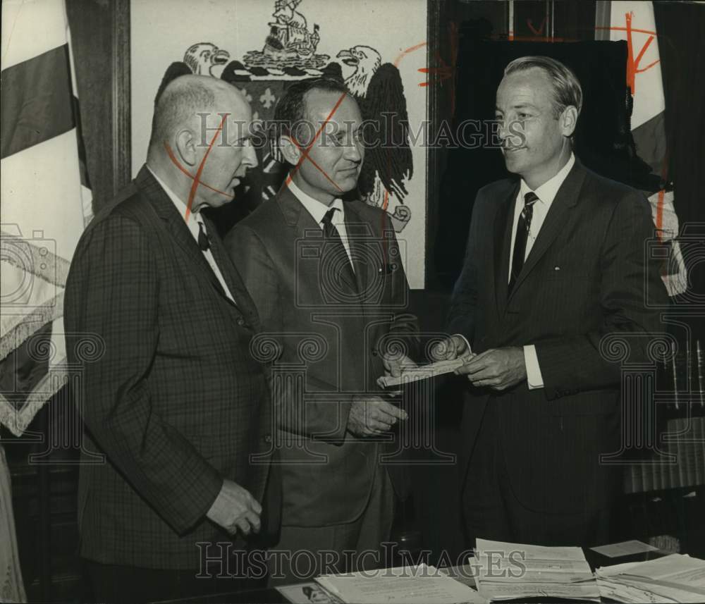 1968 Press Photo Governor of Alabama Presents Check to Manufacturing Executives - Historic Images