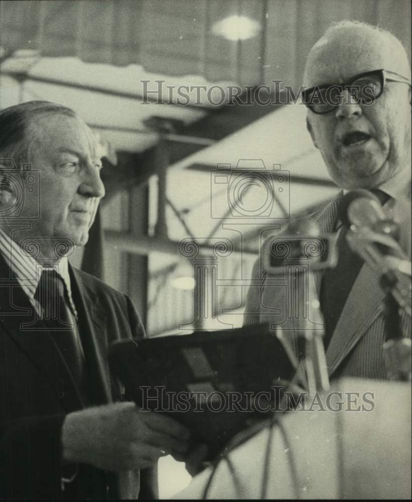 1974 Press Photo Bob Jones, Alabama Congressman, Honored With Plaque - abna45765 - Historic Images