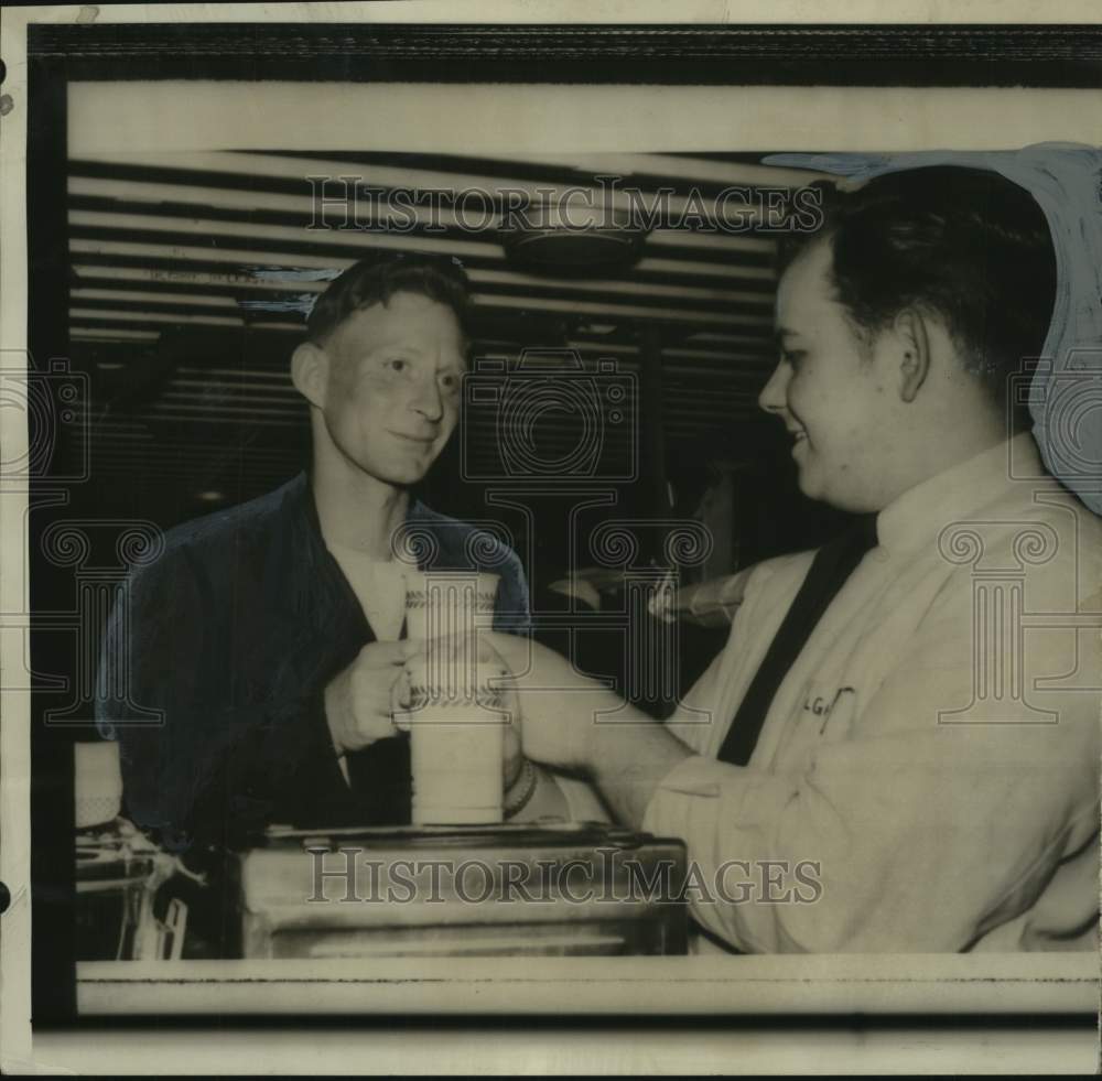 1953 Press Photo Robert A. Lee, of Alabama, released prisoner of war in Tokyo - Historic Images