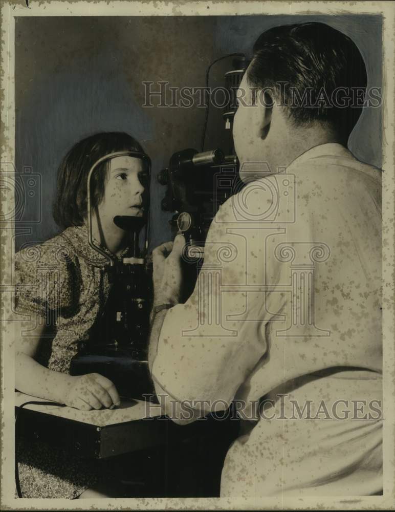 Press Photo Alabama School For The Blind Student Has Eyes Examined - Historic Images
