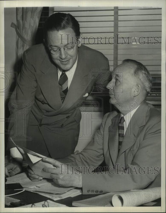 1943 Press Photo Food Administrator Marvin Jones with Assistant, Paul Porter - Historic Images