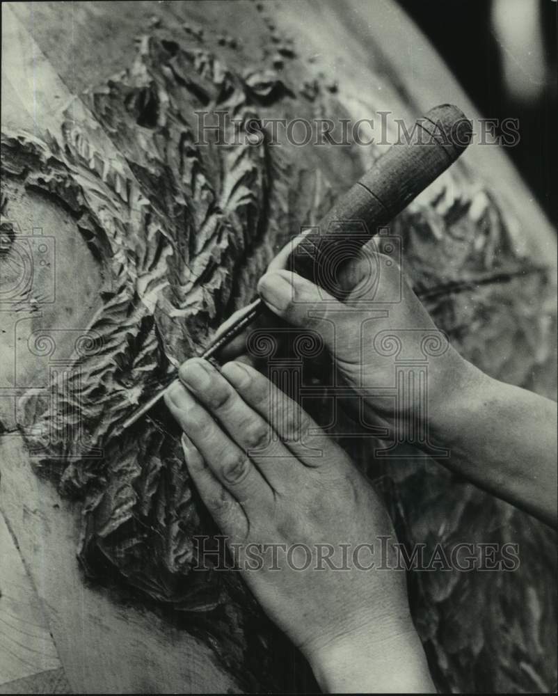 1977 Press Photo Sculptor Jorge Elias Lopez Works on Mountains in Six-Foot Globe - Historic Images